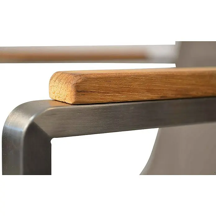 Kai Wiechmann Gartenstuhl - Stapelbar, Silber, B x T x H: 59 x 60 x 87 cm - Nahaufnahme eines Armsessels mit Holzarmlehne und Metallrahmen, der ein modernes und stilvolles Design zeigt.