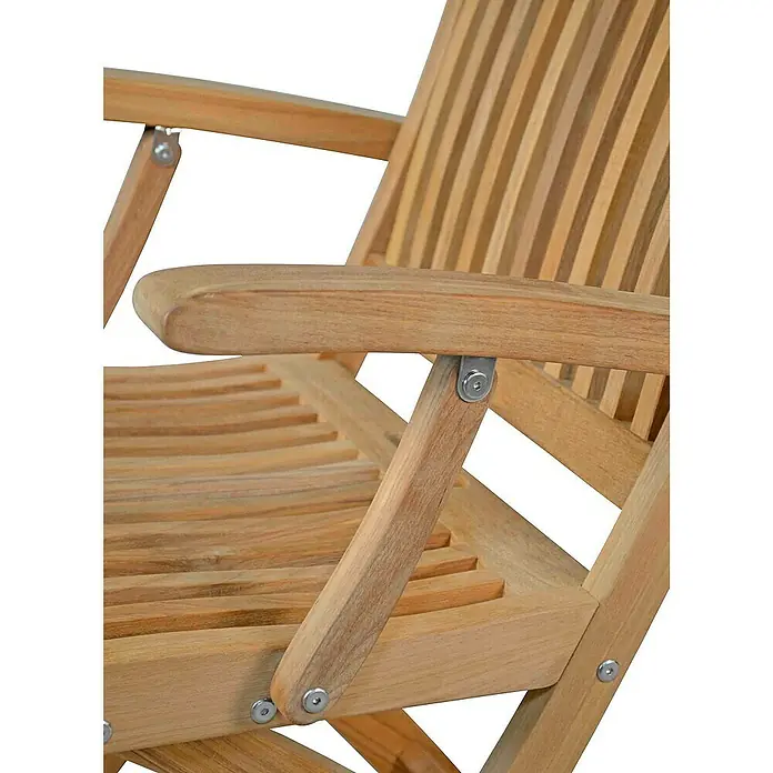 Kai Wiechmann Gartenstuhl - Teakholz, Klappbar, Naturbelassen, B x T x H: 58 x 60 x 94 cm - Nahaufnahme eines Teakholz-Gartenstuhls mit Armlehne und silbernen Bolzen, der robuste Eleganz für den Außenbereich bietet.
