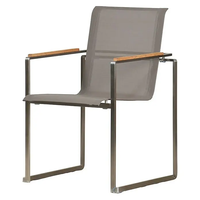 Kai Wiechmann Gartenstuhl - Stapelbar, Silber, B x T x H: 59 x 60 x 87 cm - Moderner Sessel mit grauem Netzstoff, Armlehnen aus Holz und einem Rahmen aus gebürstetem Edelstahl für den Außenbereich.