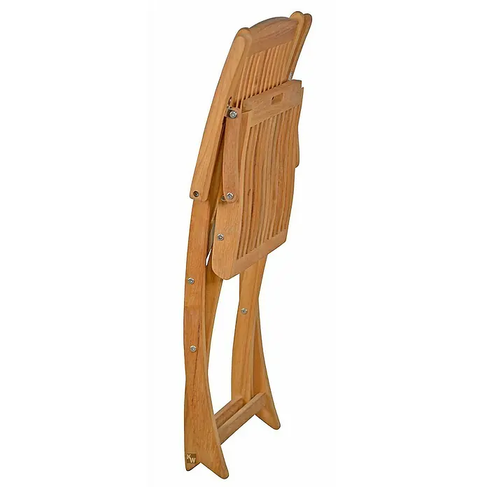 Kai Wiechmann Gartenstuhl - Teakholz, Klappbar, Naturbelassen, B x T x H: 58 x 60 x 94 cm - Das Bild zeigt einen zusammengeklappten Holzstuhl. Der Stuhl ist aus hellem Holz gefertigt und hat eine Lattenstruktur in Sitz und Rückenlehne.