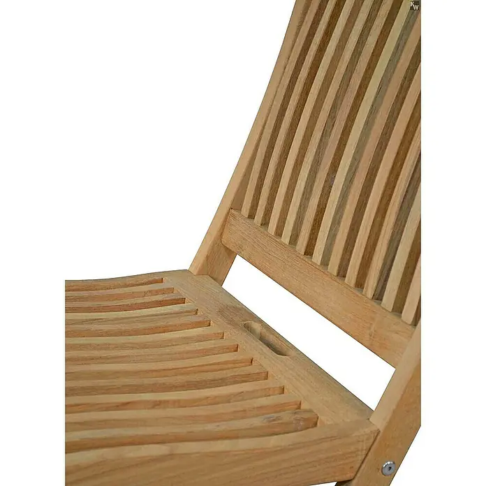 Kai Wiechmann Gartenstuhl - Teakholz, Klappbar, Naturbelassen, B x T x H: 47 x 60 x 94 cm - Nahaufnahme eines Teakholzstuhls mit Lattenrostdesign und einer hellen Holzoberfläche, die die Maserung betont.