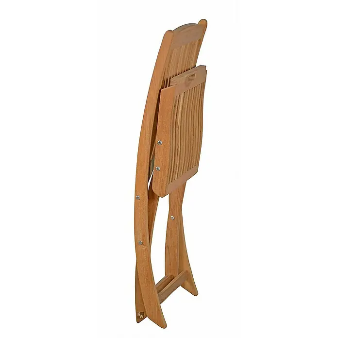 Kai Wiechmann Gartenstuhl - Teakholz, Klappbar, Naturbelassen, B x T x H: 47 x 60 x 94 cm - Eine Nahaufnahme eines zusammengeklappten Holzstuhls. Der Stuhl ist aus hellem Holz gefertigt und hat eine Lamellenstruktur.
