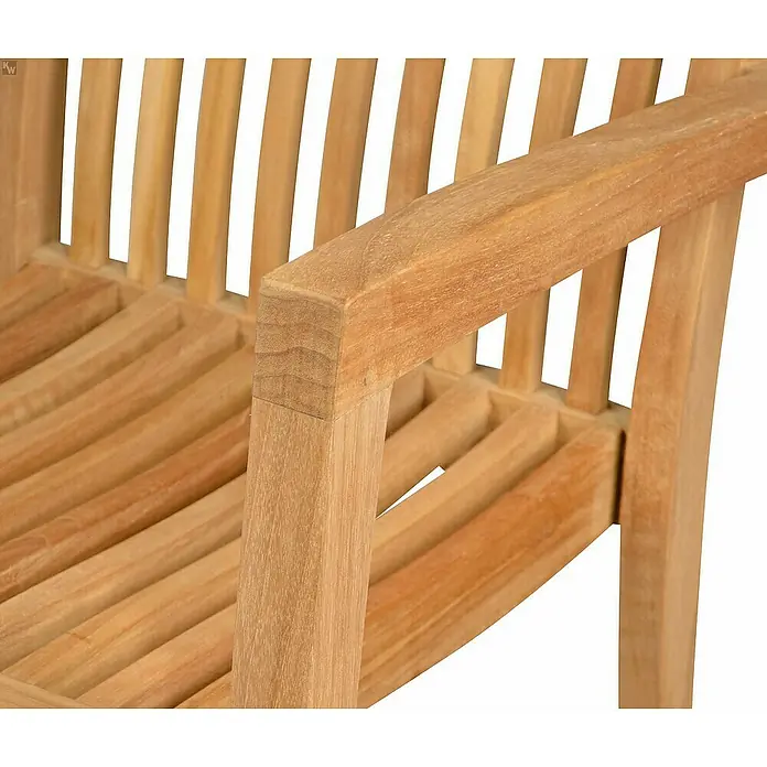 Kai Wiechmann Gartenstuhl - Teakholz, Stapelbar, Naturbelassen - Nahaufnahme eines Teakholzstuhls mit Armlehne, der die natürliche Holzmaserung und die Konstruktionsdetails hervorhebt.