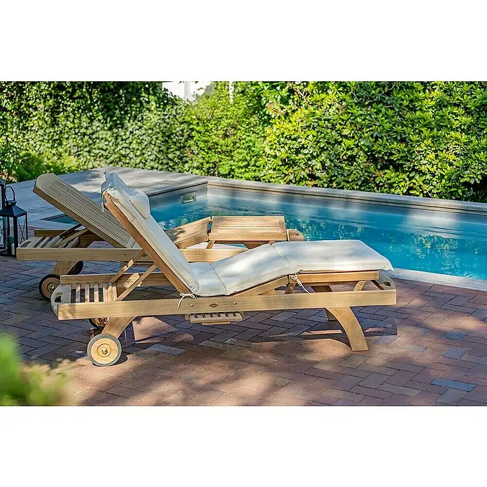 Kai Wiechmann Liegenauflage - Sonnenliege, Hochlehner, Relaxchair, L x B x H: 49 x 36 x 6 cm, Polyacryl, Marineblau - Holzliegen mit Polstern stehen am Pool und laden zum Entspannen im Garten ein. Die Liegen haben Räder und ein kleines Tischchen.