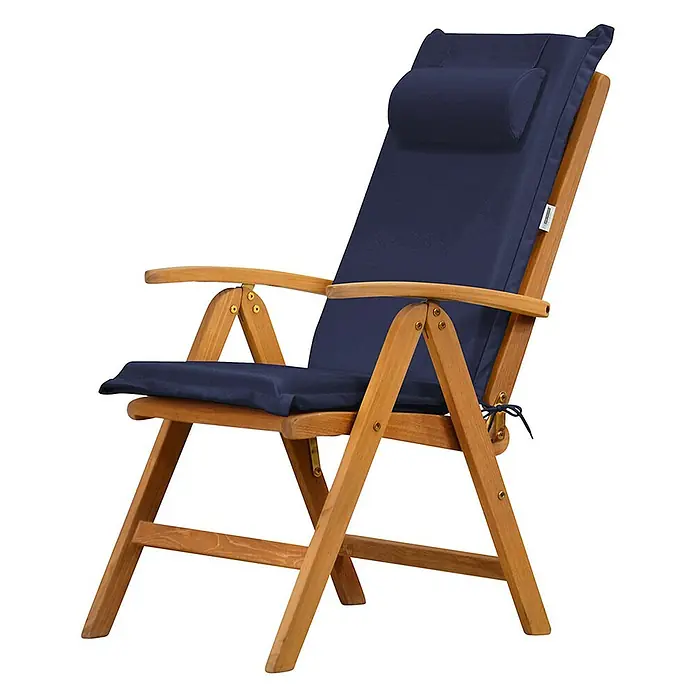 Kai Wiechmann Liegenauflage - Sonnenliege, Hochlehner, Relaxchair, L x B x H: 49 x 36 x 6 cm, Polyacryl, Marineblau - Abgebildeter Holz-Gartenstuhl mit marineblauer Auflage für entspanntes Sitzen im Freien.