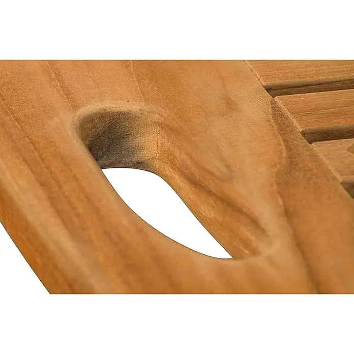 Kai Wiechmann Gartenliege - Naturbelassen, Holz, Rollbar - Nahaufnahme einer Teakholz-Badewannenablage mit Aussparung und Lattenmuster, ideal für entspannende Bäder mit Stil.