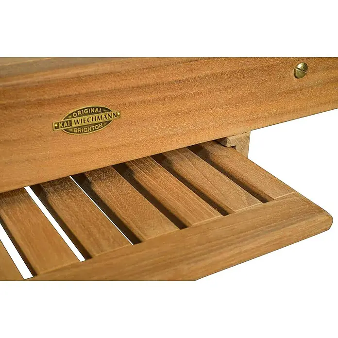 Kai Wiechmann Gartenliege - Naturbelassen, Holz, Rollbar - Detailaufnahme eines Gartenmöbelstücks aus Teakholz mit dem Markenschild "Kai Wiechmann Brighton".