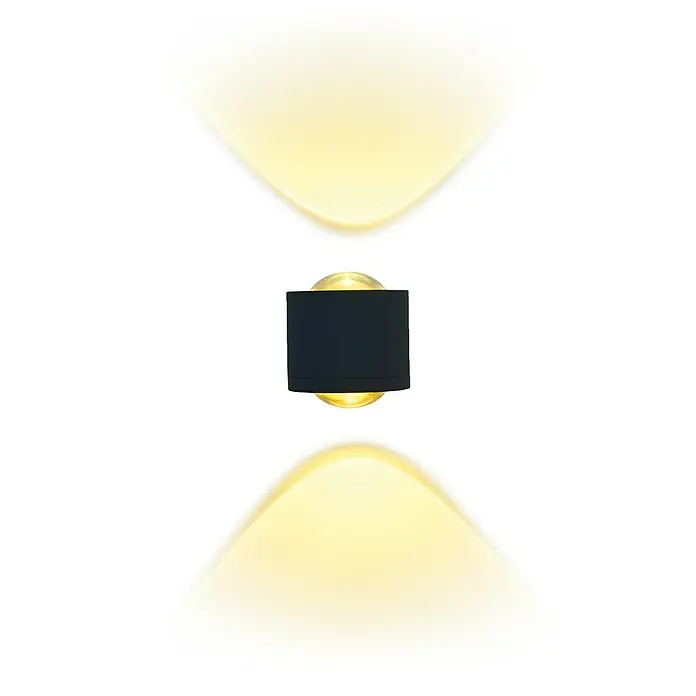 Starlux LED-Außenwandleuchte Fano - 10 W, 12 x 9 x 10,5 cm, Anthrazit, IP54 - Nahaufnahme einer modernen, schwarzen Wandleuchte, die warmes Licht nach oben und unten abstrahlt und ein elegantes Ambiente schafft.