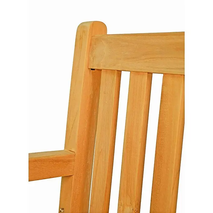 Kai Wiechmann Gartensessel - Teakholz, Naturbelassen, B x T x H: 60 x 63 x 92 cm - Detailansicht eines Gartenstuhls aus Holz mit Armlehne und Rückenlehne mit schmalen Holzlatten.