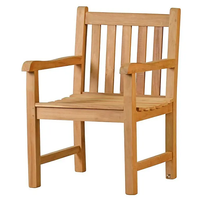 Kai Wiechmann Gartensessel - Teakholz, Naturbelassen, B x T x H: 60 x 63 x 92 cm - Bild eines Gartenstuhls aus Holz mit Armlehnen, der für den Außenbereich geeignet ist. Der Stuhl hat ein Lattenmuster in Sitzfläche und Rückenlehne.
