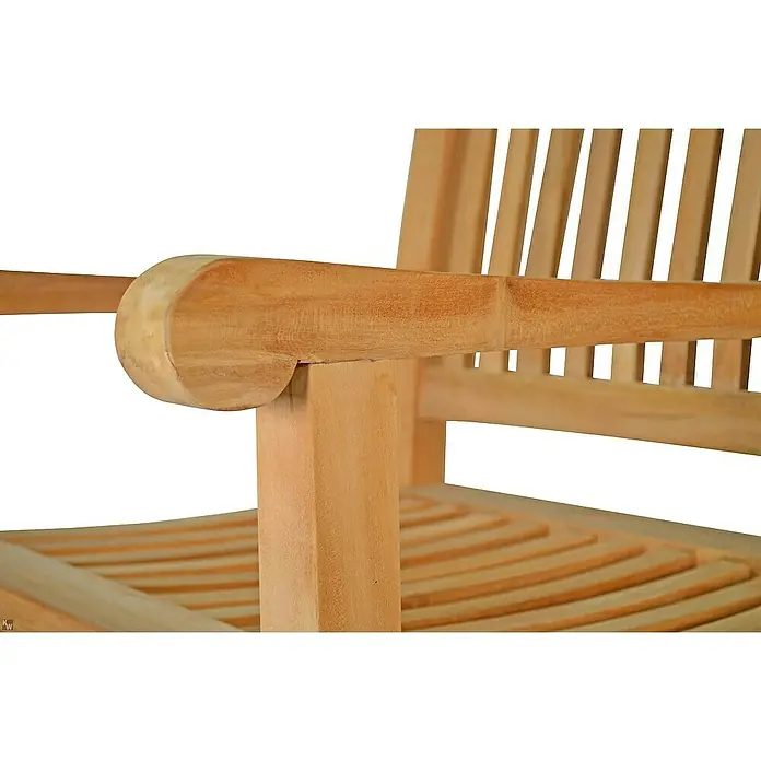 Kai Wiechmann Gartensessel - Teakholz, Naturbelassen, B x T x H: 60 x 66 x 91 cm - Detailaufnahme eines Teakholzstuhls, der die Armlehne und die Lattenstruktur hervorhebt. Elegantes und robustes Gartenmöbel.