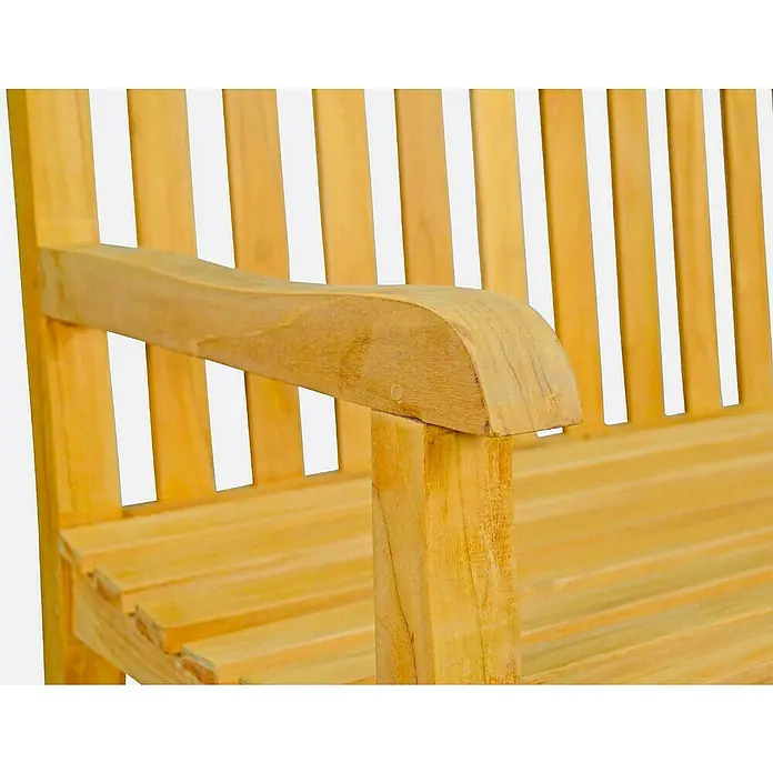 Kai Wiechmann Gartenbank - B x T x H: 150 x 65 x 92 cm, Teak, Naturbelassen - Nahaufnahme einer hellbraunen Gartenbank aus Holz mit Armlehne und Lattenrost vor neutralem Hintergrund.
