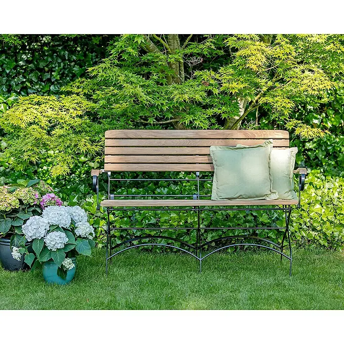 Kai Wiechmann Gartenbank - B x T x H: 131 x 59 x 88 cm, Teak, Naturbelassen, Klappbar - Einladende Gartenbank mit hellgrünen Kissen vor üppigem Grün. Die Bank bietet eine friedliche Sitzgelegenheit im Garten.