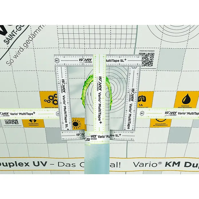 Isover Vario Klebeband MultiTape + - 25 m x 60 mm - Detailaufnahme von Isover Vario MultiTape SL+, einem hochwertigen Dichtband für den Innenausbau, auf einer Isover Unterlage.