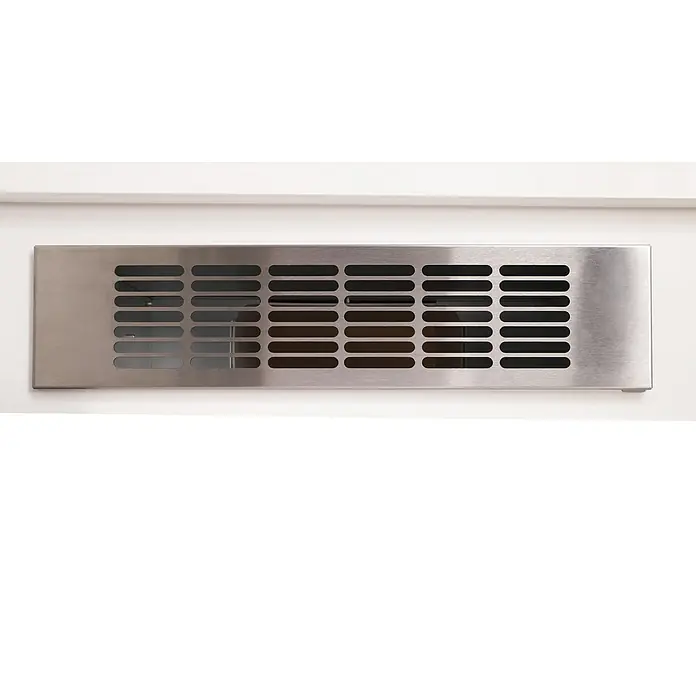Respekta Abluftschacht - L x B x H: 60 x 22,5 x 85 cm, Weiß/Silber - Nahaufnahme eines rechteckigen, gebürsteten Metall-Lüftungsgitters mit horizontalen Schlitzen, eingebaut in eine weiße Wand.