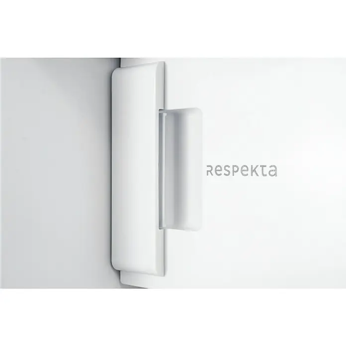 Respekta Kühl-Gefrierkombination UKS110-11 - Nutzinhalt Gesamt: 82 l, 55 x 49,5 x 81,5 cm, Weiß - Nahaufnahme eines weißen Respekta-Kühlschrankgriffs, der ein minimalistisches Design und Funktionalität für moderne Küchengeräte zeigt.