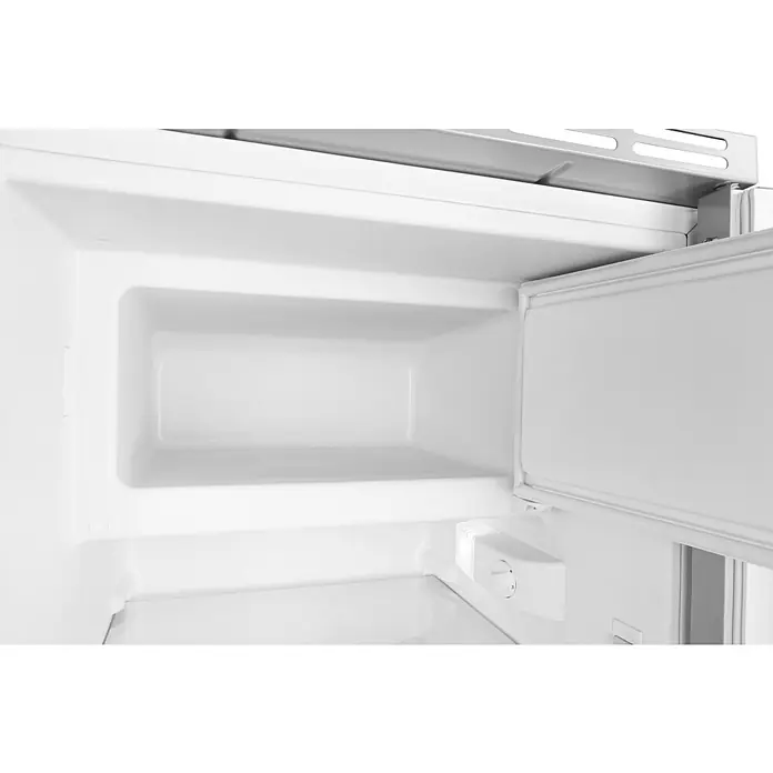 Respekta Kühl-Gefrierkombination UKS110-11 - Nutzinhalt Gesamt: 82 l, 55 x 49,5 x 81,5 cm, Weiß - Leerer, weißer Kühlschrank mit offener Tür, der die saubere Innenausstattung und das Kühlfach zeigt. Perfekt für Lebensmittellagerung.