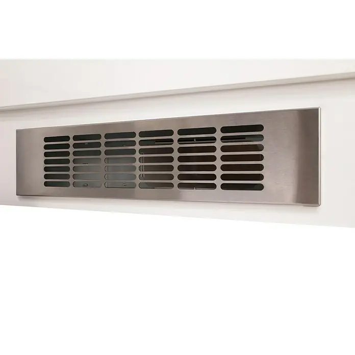 Respekta Abluftschacht - L x B x H: 60 x 22,5 x 85 cm, Weiß/Silber - Nahaufnahme eines stilvollen, länglichen Metall-Luftauslasses mit horizontalen Schlitzen, eingebettet in eine weiße Oberfläche.