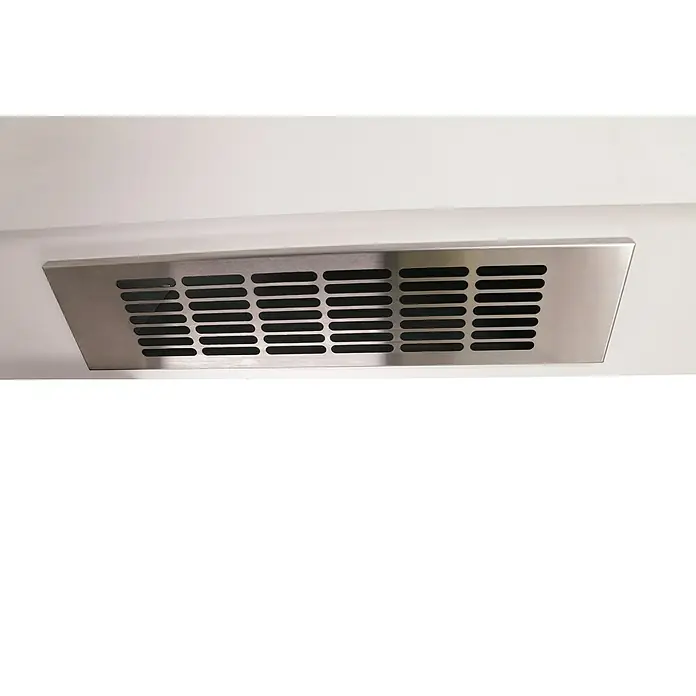 Respekta Abluftschacht - L x B x H: 60 x 22,5 x 85 cm, Weiß/Silber - Nahaufnahme eines rechteckigen, metallischen Lüftungsgitters mit horizontalen Schlitzen, montiert an einer weißen Oberfläche.