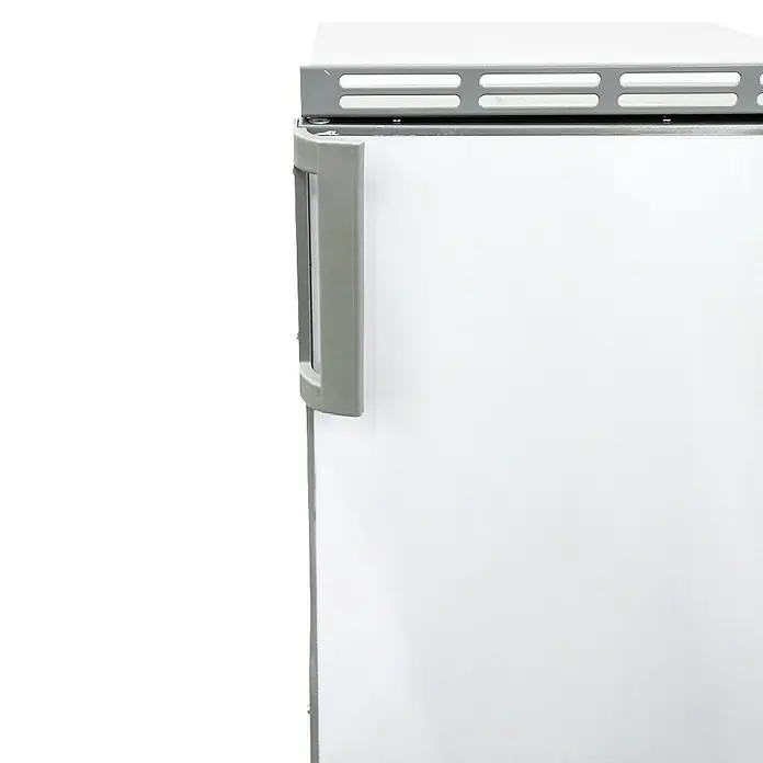 Respekta Kühl-Gefrierkombination UKS110-11 - Nutzinhalt Gesamt: 82 l, 55 x 49,5 x 81,5 cm, Weiß - Nahaufnahme eines weißen Kühlschranks mit einem grauen Griff und horizontalen Lüftungsschlitzen.