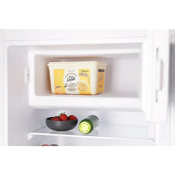 Respekta Einbaukühlschrank KS88.44-10 - Nutzinhalt Gesamt: 112 l, 54,5 x 54 x 87,5 cm, Weiß - Ein Behälter Bon Gelati Bourbon Vanille Eis im Kühlschrank, zusammen mit Erdbeeren und einer grünen Flasche.