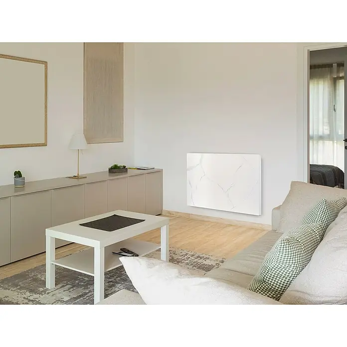 Purline Emisor térmico Marbly A1000 - 1.000 W, Blanco, 7 x 120 x 60 cm - Un salón moderno con un elegante radiador de pared de mármol que combina elegancia y funcionalidad.