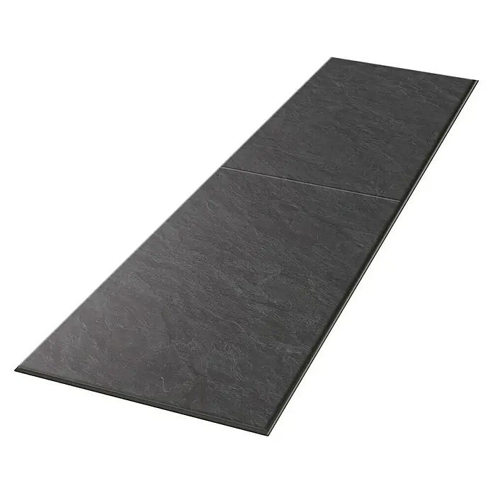 Egger Laminat Aquadura+ - Scivaro Schiefer, 1.292 x 327 x 7,5 mm - Nahaufnahme eines schwarzen Terrassenfliesen-Produkts mit Steintextur, ideal für den Außenbereich.