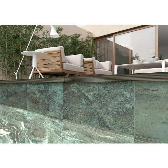 Decocer by Cinca Feinsteinzeugfliese Splash - 30 x 60 cm, Grün, Matt - Detailaufnahme von grünen Keramikfliesen mit Steinmuster, ideal für Poolumrandungen und Außenbereiche.