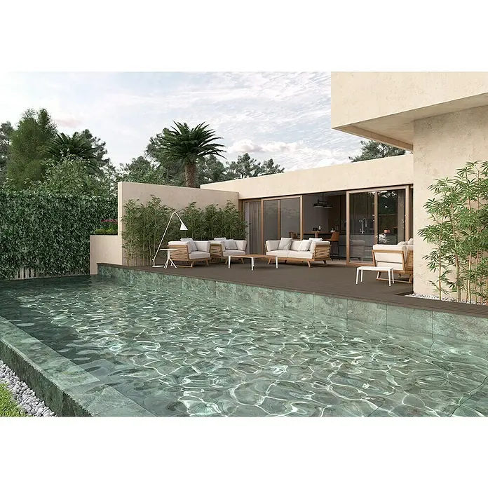 Decocer by Cinca Feinsteinzeugfliese Splash - 30 x 60 cm, Grün, Matt - Diese Aufnahme zeigt eine moderne Terrasse mit Pool. Es gibt ein Sitzbereich mit hellen Möbeln und großzügigen Glasschiebetüren zum Haus.