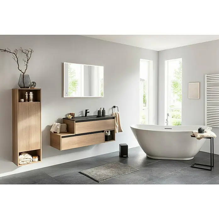 Fackelmann Vita Waschbeckenunterschrank - B x T x H: 128,5 x 46 x 50 cm, Summer Oak/Schwarz, Offenes Fach rechts - Modernes Badezimmer mit Waschtisch, Spiegel und freistehender Badewanne. Das helle Holzdesign sorgt für eine freundliche Atmosphäre.