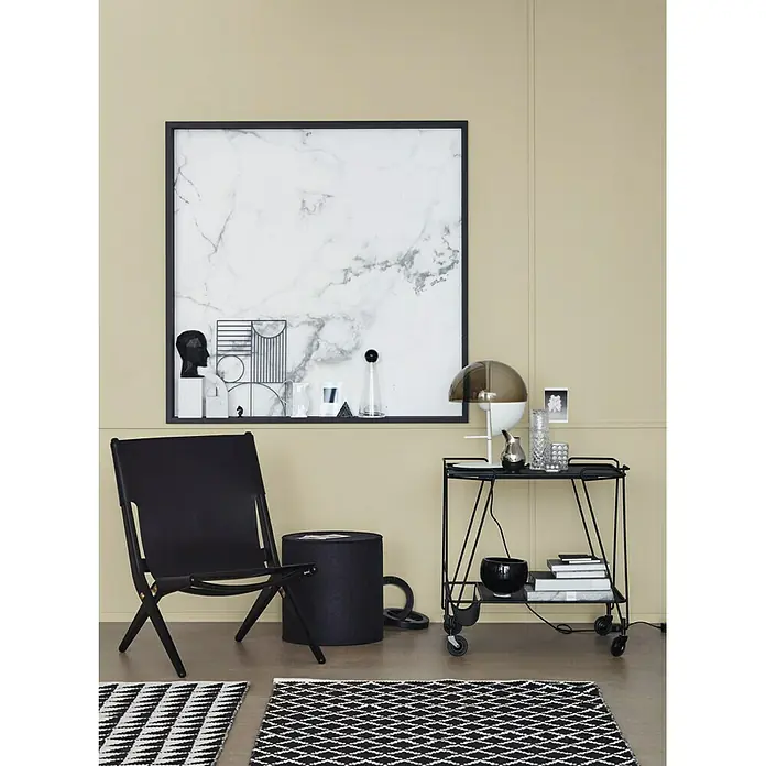 SCHÖNER WOHNEN-Farbe Wandfarbe Trendfarbe - Moon, Matt, 1 l, Konservierungsmittelfrei - Elegantes Interieur mit einem schwarzen Ledersessel, einem stilvollen Barwagen und einem modernen Kunstwerk.