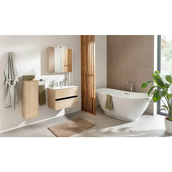 Fackelmann Compact Line Badmöbel-Set - Gesamtbreite Badmöbel: 71 cm, Lindberg-Eiche-Optik, Matt, Anzahl Schubladen: 2 Stk. - Modernes Badezimmer mit freistehender Badewanne, Waschtisch mit Unterschrank und Spiegelschrank in Holzoptik. Handtuch und Bademantel ergänzen das Interieur.