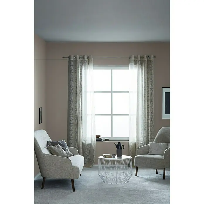 SCHÖNER WOHNEN-Farbe Wandfarbe Trendfarbe - Manhattan, Matt, 1 l, Konservierungsmittelfrei - Einladende Wohnzimmer-Szene mit zwei Sesseln und einem stilvollen, weißen Couchtisch vor einem Fenster mit gemusterten Vorhängen.