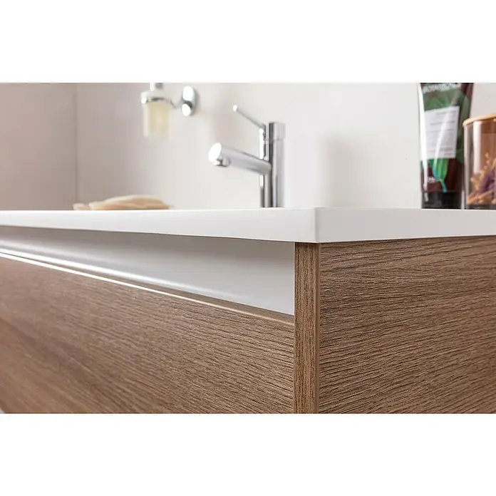 Fackelmann Vita Einbauwaschbecken - 101 x 46,5 cm, Hahnloch: Mitte, Mit Überlauf, Weiß - Detailaufnahme eines modernen Waschtischs mit Holzstruktur und weißer Arbeitsplatte im Badezimmer.