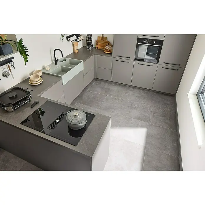 Respekta Induktionskochfeld Calima mit integriertem Dunstabzug - Breite: 83 cm, Schwarz, Max. Gebläseleistung Abluftbetrieb: 544,7 m³/h - Moderne Küche mit grauen Schränken, Kochfeld und Spüle. Eine stilvolle und funktionale Kücheneinrichtung.