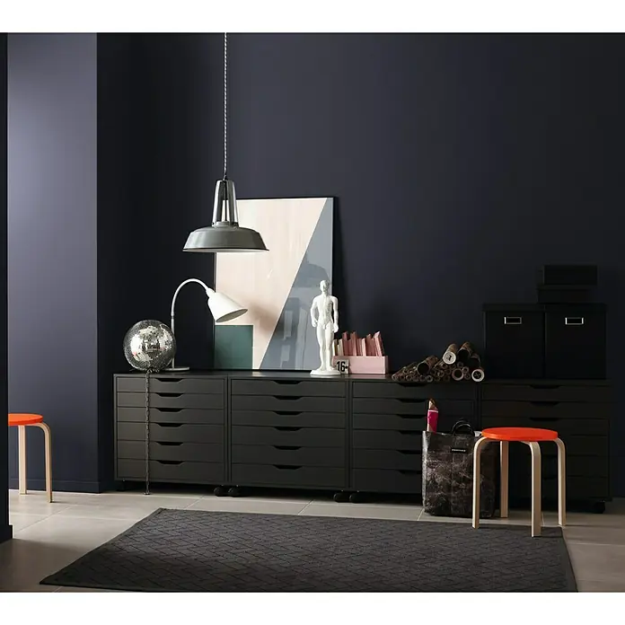 SCHÖNER WOHNEN-Farbe Wandfarbe Trendfarbe - Luna, Matt, 1 l, Konservierungsmittelfrei - Einrichtungsidee mit MALM Kommode mit vielen Schubladen in dunkler Farbe und einem passenden Teppich im Raum.