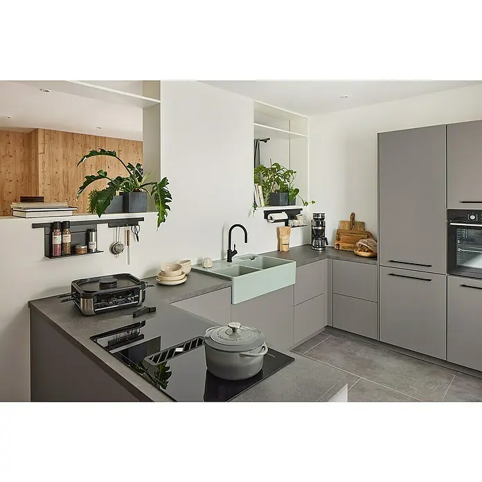 Respekta Induktionskochfeld Calima mit integriertem Dunstabzug - Breite: 83 cm, Schwarz, Max. Gebläseleistung Abluftbetrieb: 544,7 m³/h - Moderne Küche mit mintgrünem Spülbecken, grauen Schränken, Kochfeld und verschiedenen Küchenutensilien, die eine stilvolle und funktionale Atmosphäre schafft.