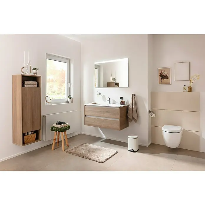 Fackelmann Mirrors LED-Lichtspiegel - 100 x 68 cm, Einfacher Anschluss über Schraubklemme, Rechteckig - Ein helles Badezimmer mit einem Waschtisch mit Holzstruktur, einem Spiegel und einem Hängeschrank mit Handtüchern.