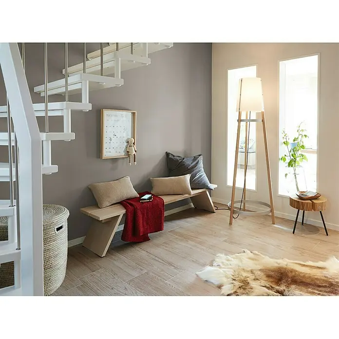 SCHÖNER WOHNEN-Farbe Wandfarbe Trendfarbe - Manhattan, Matt, 1 l, Konservierungsmittelfrei - Helle und einladende Wohnecke mit einer stilvollen Stehlampe als zentralem Blickfang, die das moderne Design des Raumes unterstreicht.