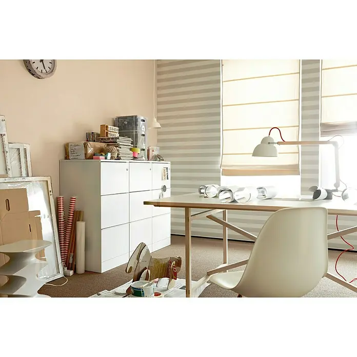 SCHÖNER WOHNEN-Farbe Wandfarbe Trendfarbe - Sand, Matt, 2,5 l, Konservierungsmittelfrei - Büro mit großem Schreibtisch, Tischlampe, Schreibtischstuhl und weißem Schrank mit vielen Schubladen.