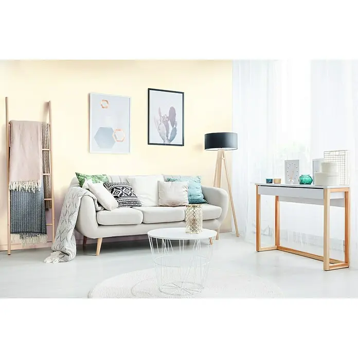 SCHÖNER WOHNEN-Farbe Wandfarbe Trendfarbe - Cashmere, Matt, 1 l, Konservierungsmittelfrei - Wohnzimmer mit cremefarbenen Wänden, weißen Möbeln und einem dekorativen Beistelltisch. Gemütliche Atmosphäre mit stilvollem Design.