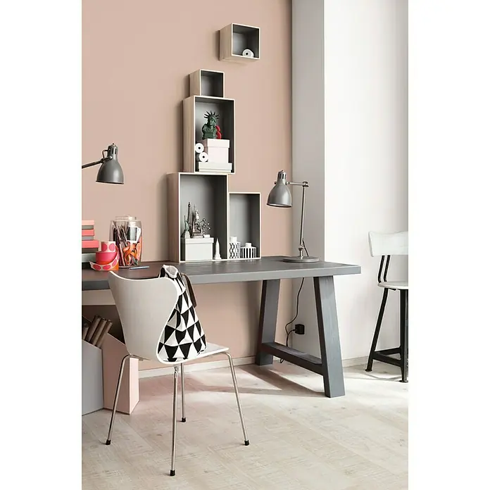 SCHÖNER WOHNEN-Farbe Wandfarbe Trendfarbe - Hortensie, Matt, 1 l, Konservierungsmittelfrei - Ein grauer Schreibtisch mit einer Lampe und einem weißen Stuhl in einem modernen Arbeitsbereich. Regale an der Wand.