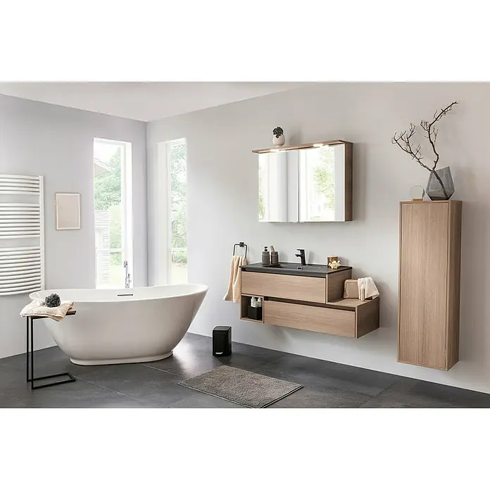 Fackelmann Vita Waschtischunterschrank - B x T x H: 128,5 x 46 x 50 cm, Summer Oak/Schwarz, Offenes Fach links - Modernes Badezimmer-Interieur mit freistehender Badewanne, Waschtisch mit Spiegel und Hochschrank in Holzoptik.