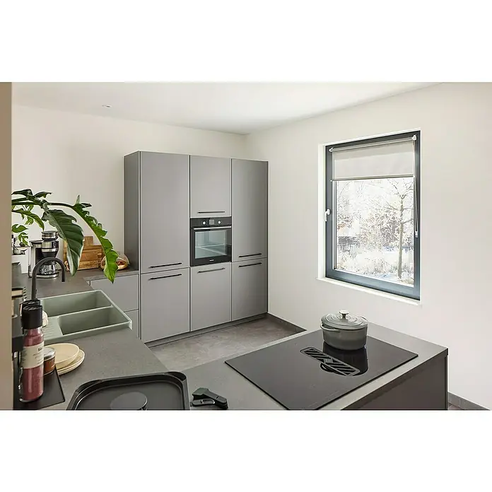 Respekta Induktionskochfeld Calima mit integriertem Dunstabzug - Breite: 83 cm, Schwarz, Max. Gebläseleistung Abluftbetrieb: 544,7 m³/h - Küchenansicht mit modernen grauen Schränken, einem Kochfeld und einer Spüle vor einem Fenster mit Rollo.