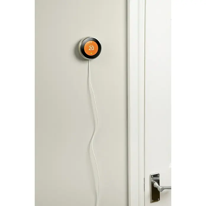 D-Line Kabelkanal Halbrund - 1 m, 20 x 10 mm, Weiß - Intelligenter Nest-Thermostat an der Wand, der eine moderne Temperaturregelung ermöglicht und für ein smartes Zuhause sorgt.