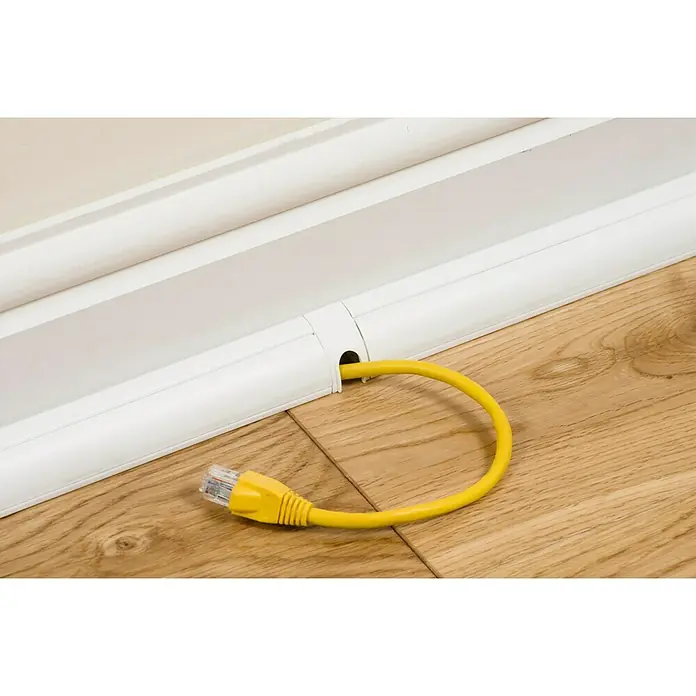 D-Line Kabelkanal Viertelrund - 1 m, 22 x 22 mm, Weiß - Eine gelbe Netzwerkleitung tritt aus einem weißen Kabelkanal an einer Holzwand aus. Ideal zur versteckten Kabelverlegung im Haus.