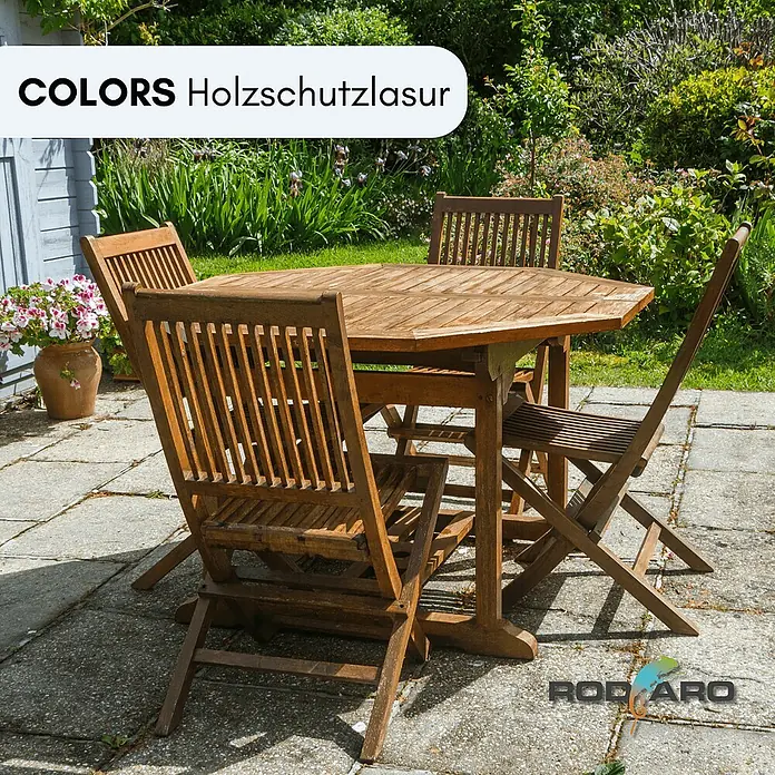 Colors Farbspray Holzschutzlasur Spraydose 400ml Teak - Teak, Sprühdose - Eine Holzgartenmöbelgarnitur mit einem achteckigen Tisch und vier Klappstühlen, behandelt mit Holzschutzlasur für den Außenbereich.