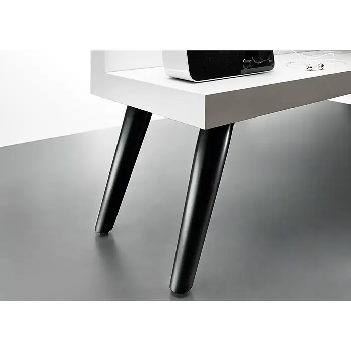Hettich Möbelfuß Baiona - Ø x H: 8 x 27 cm, Traglast: 50 kg, Stahl, Schwarz - Nahaufnahme eines weißen Nachttisches mit schwarzen Holzbeinen, darauf ein Lautsprecher und Kopfhörer, der einen modernen Touch vermittelt.