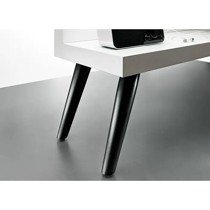 Hettich Möbelfuß BaionaØ x H: 8 x 27 cm, Traglast: 50 kg, Stahl, Schwarz - Nahaufnahme eines weißen Nachttisches mit schwarzen Holzbeinen, darauf ein Lautsprecher und Kopfhörer, der einen modernen Touch vermittelt.