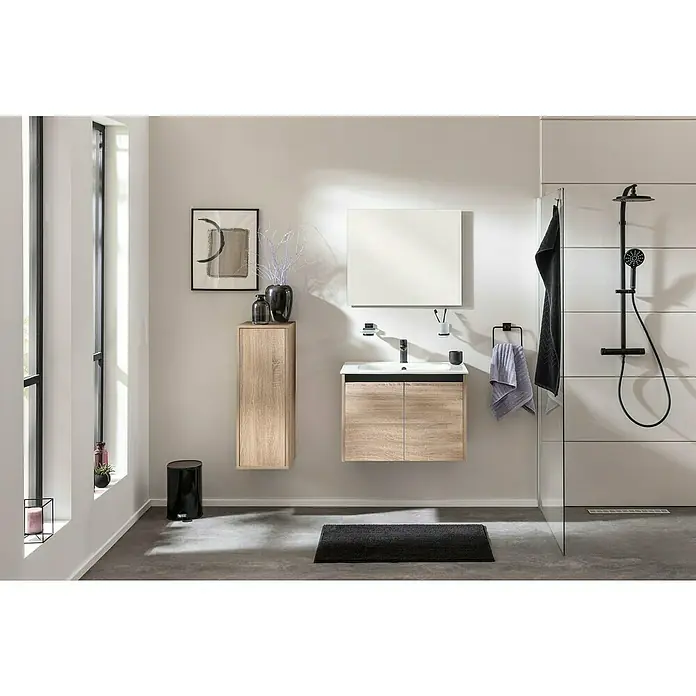 Fackelmann Compact Line Midischrank - B x T x H: 30,2 x 32 x 84,2 cm, Sonoma Eiche, Links/Rechts - Ein modernes Badezimmer mit einem Waschtisch in Holzoptik, einem Spiegel und einer schwarzen Duscharmatur, die ein elegantes und funktionales Design bieten.
